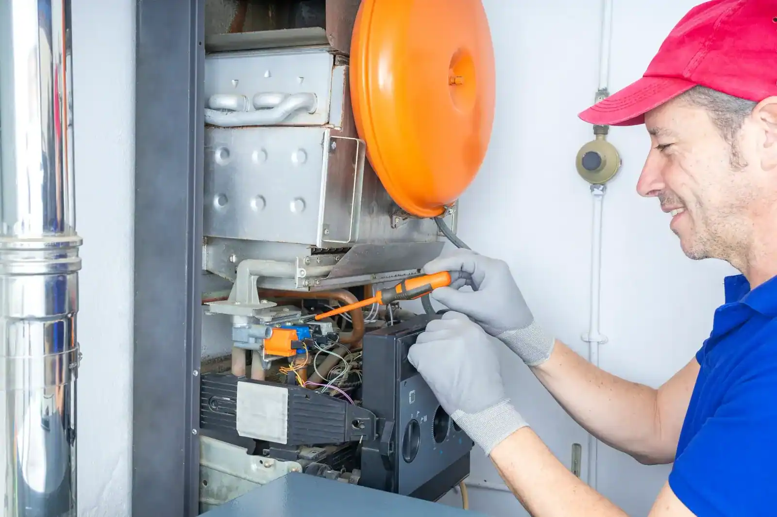 Installateur prüft eine geöffnete Gastherme